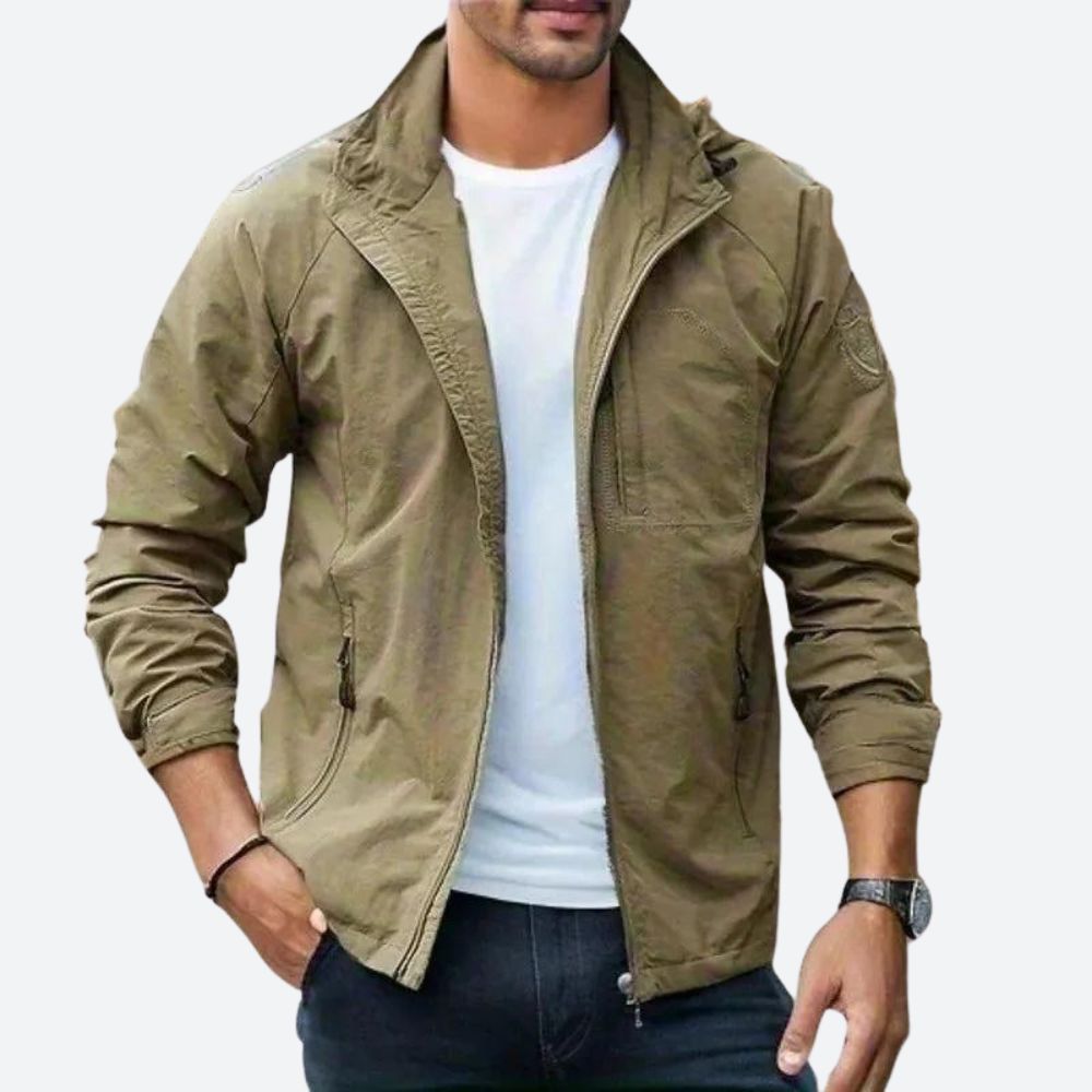 Klassieke cargojas voor mannen met duurzame constructie, handige zakken en relaxte pasvorm, ideaal voor casual kleding en buitenactiviteiten.